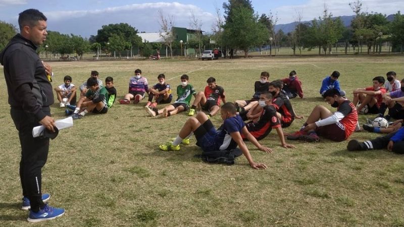 Exitosas pruebas de Vélez en Ambato y F. M. Esquiú