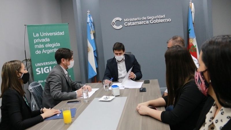Seguridad firmó convenio con la Universidad Siglo 21
