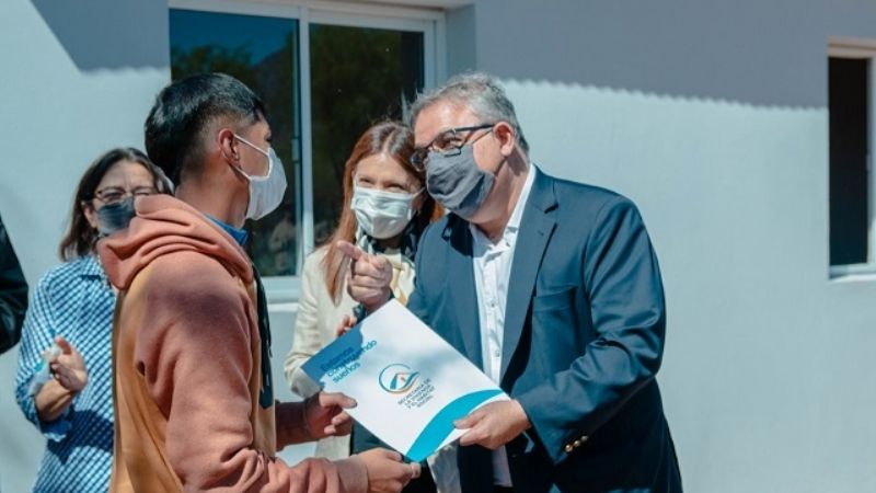 Jalil recorrió la obra del Parque Solar, inauguró la pista de aterrizaje y entregó viviendas