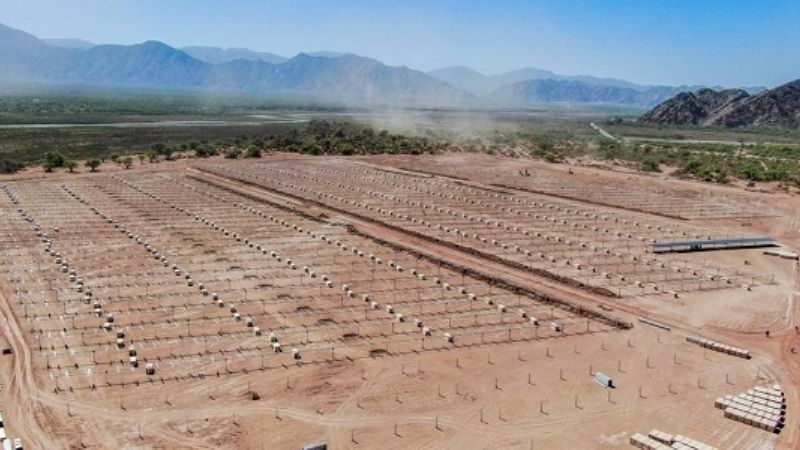 Jalil recorrió la obra del Parque Solar, inauguró la pista de aterrizaje y entregó viviendas