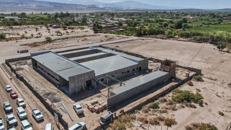 Jalil recorrió la obra del Parque Solar, inauguró la pista de aterrizaje y entregó viviendas