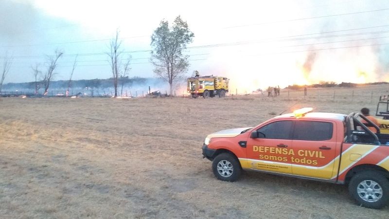 La lluvia ayudó a extinguir impresionante incendio cerca de El Divisadero