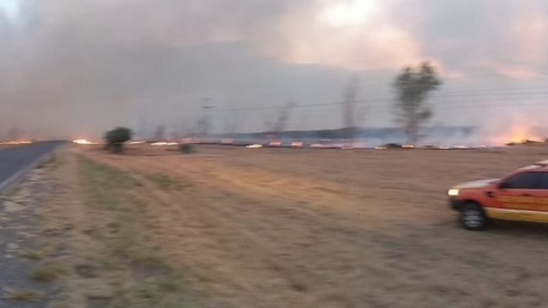 La lluvia ayudó a extinguir impresionante incendio cerca de El Divisadero