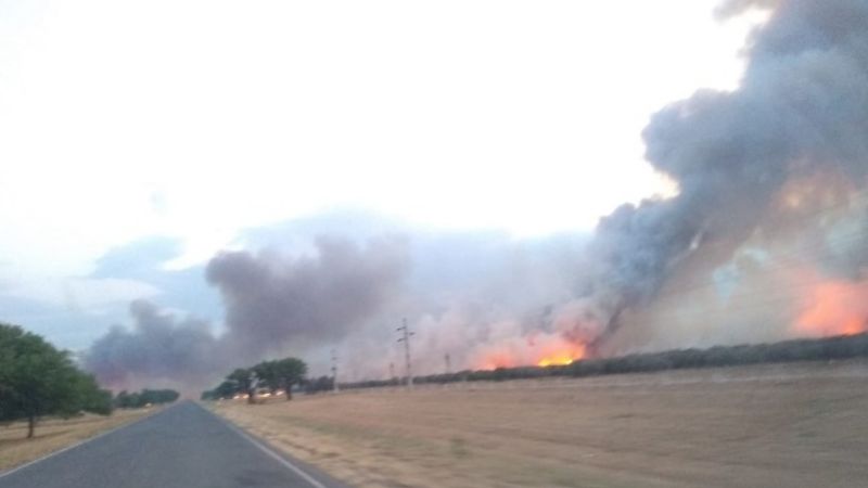La lluvia ayudó a extinguir impresionante incendio cerca de El Divisadero
