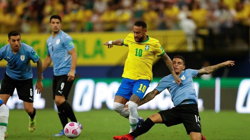 Brasil goleó a Uruguay y se mantiene líder invicto
