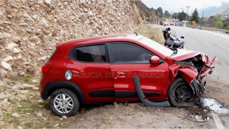 Perdió el control del auto y chocó contra la montaña