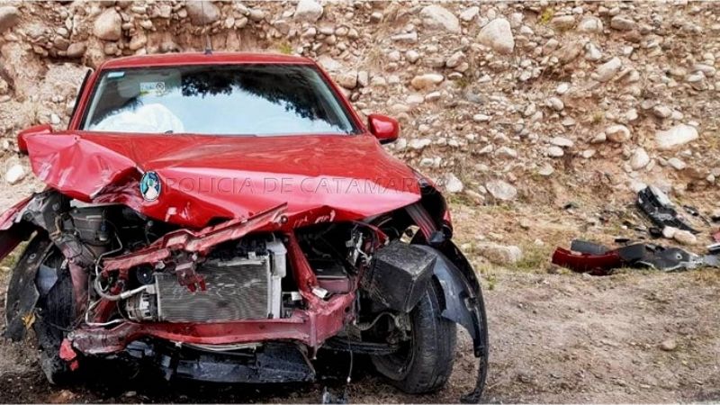 Perdió el control del auto y chocó contra la montaña