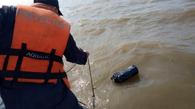 Una embarcación a la deriva, un exCadillac, 37 kilos de cocaína y un muerto