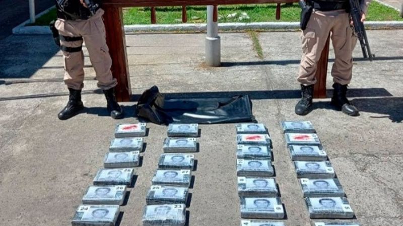 Una embarcación a la deriva, un exCadillac, 37 kilos de cocaína y un muerto