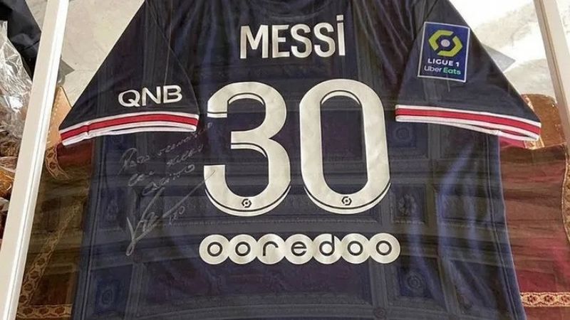 Messi le regaló una camiseta del PSG al Papa Francisco