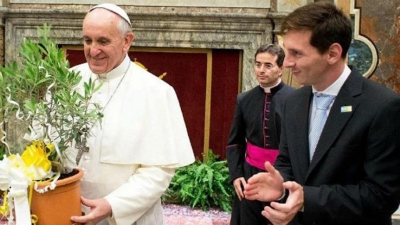 Messi le regaló una camiseta del PSG al Papa Francisco