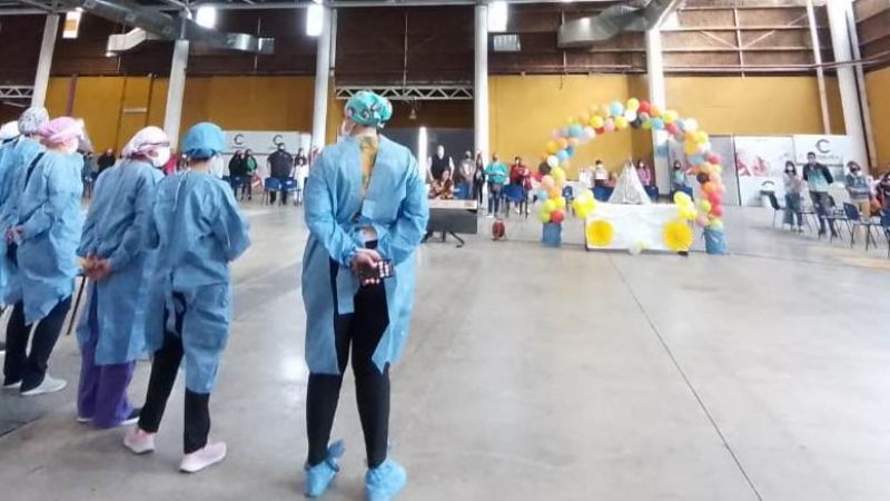 La Madre del Valle en el vacunatorio del Predio Ferial