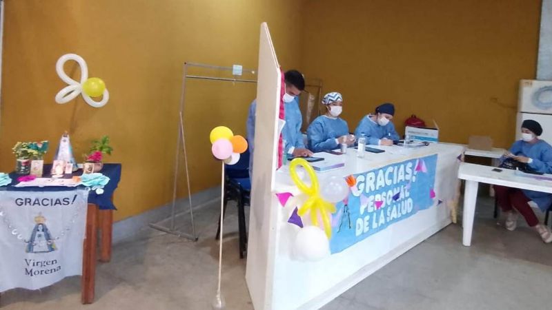 La Madre del Valle en el vacunatorio del Predio Ferial
