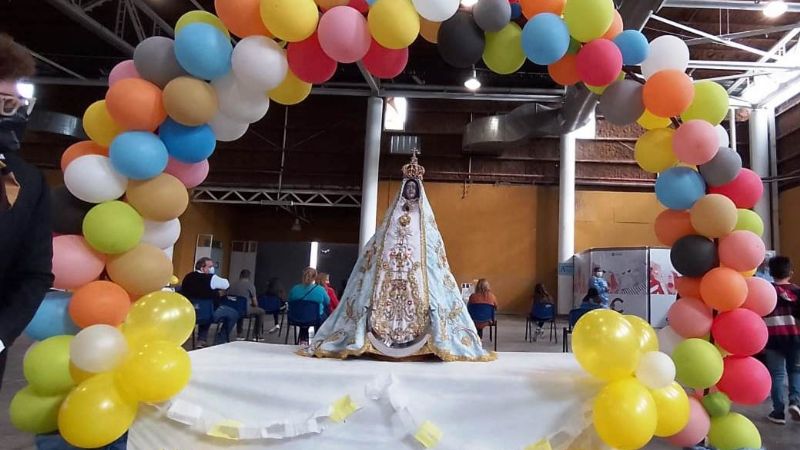 La Madre del Valle en el vacunatorio del Predio Ferial