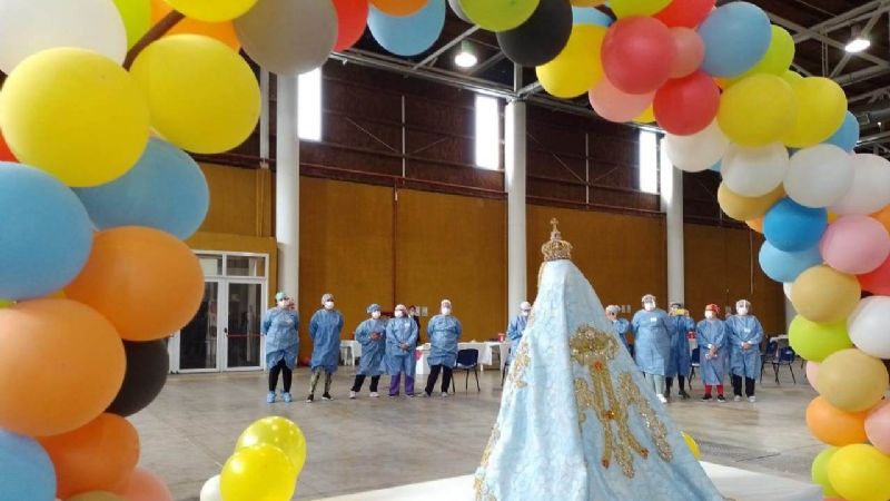 La Madre del Valle en el vacunatorio del Predio Ferial