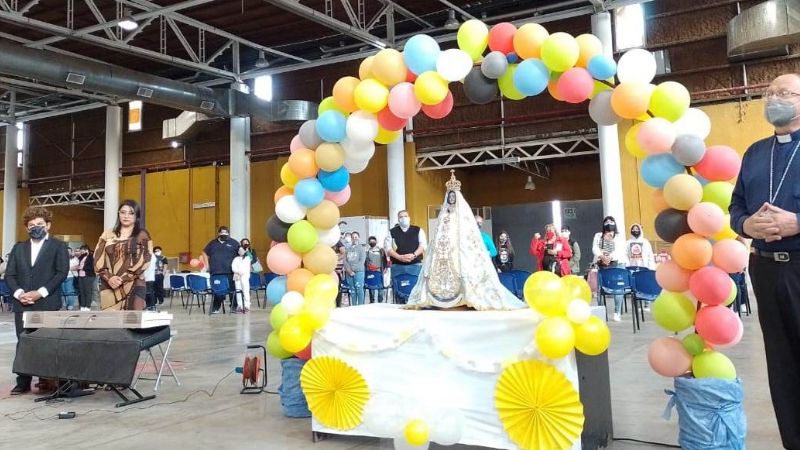 La Madre del Valle en el vacunatorio del Predio Ferial