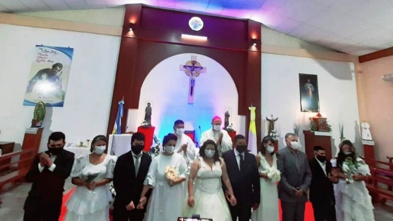 Celebran casamientos comunitarios en la parroquia Espíritu Santo