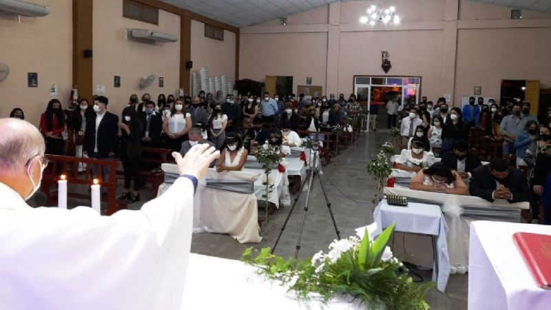 Celebran casamientos comunitarios en la parroquia Espíritu Santo