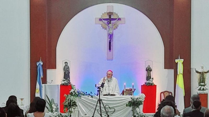 Celebran casamientos comunitarios en la parroquia Espíritu Santo