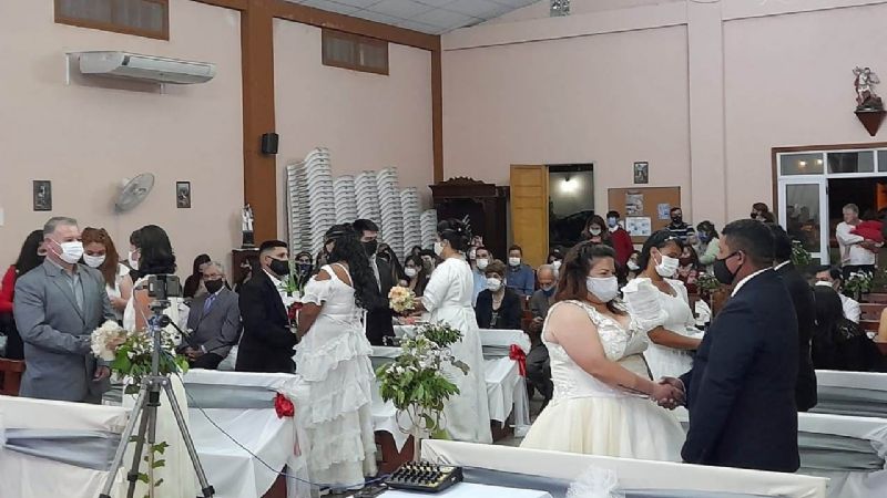 Celebran casamientos comunitarios en la parroquia Espíritu Santo