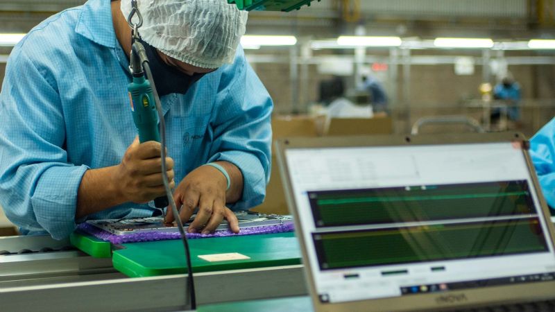 Se inauguró la fábrica de notebooks en Novatech