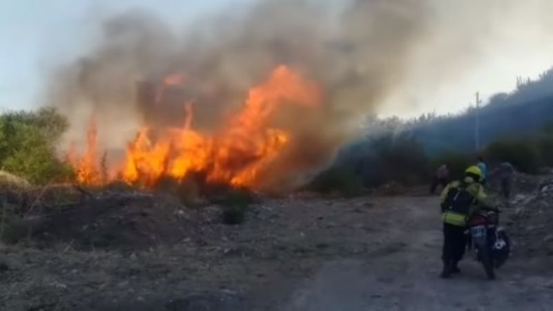 Bomberos fueron en sus motos particulares a apagar un incendio