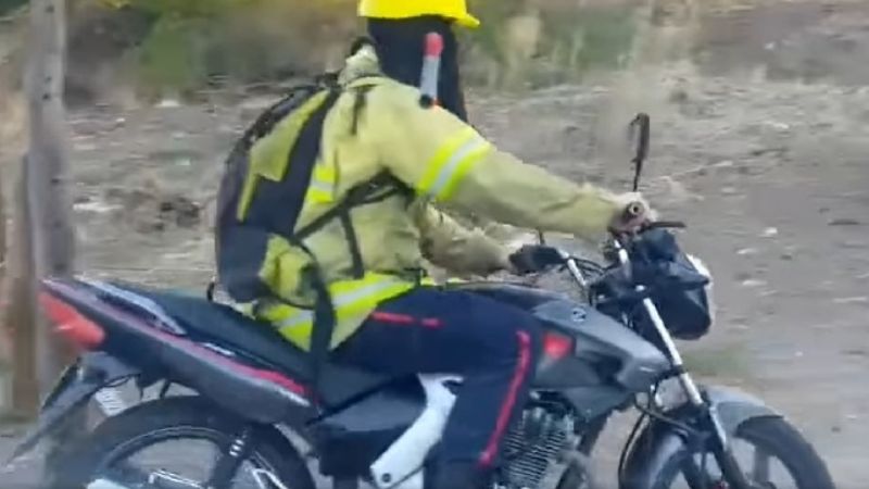 Bomberos fueron en sus motos particulares a apagar un incendio