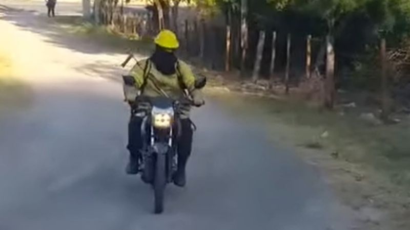 Bomberos fueron en sus motos particulares a apagar un incendio
