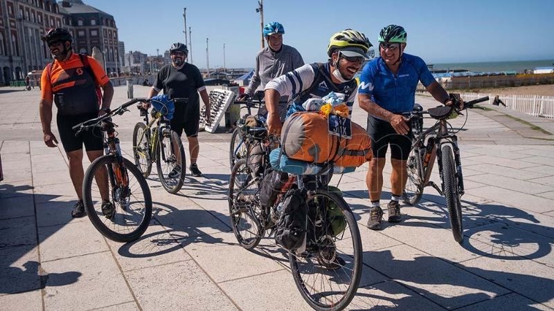 Pedaleó desde México hasta Mar del Plata para reencontrarse con Agustina, su novia argentina
