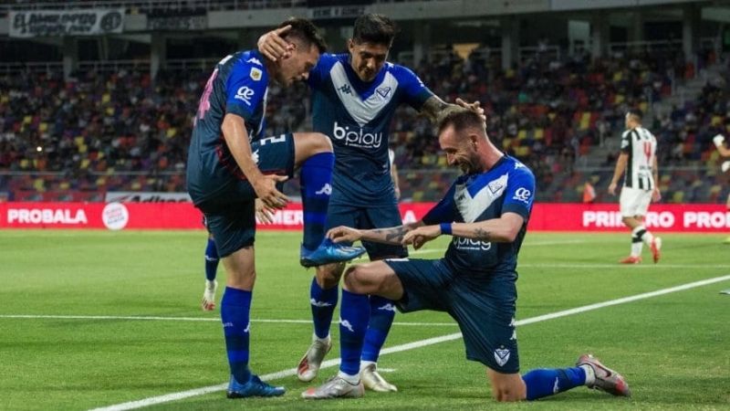 Vélez ganó en Santiago y está 3ro. en la Liga Profesional