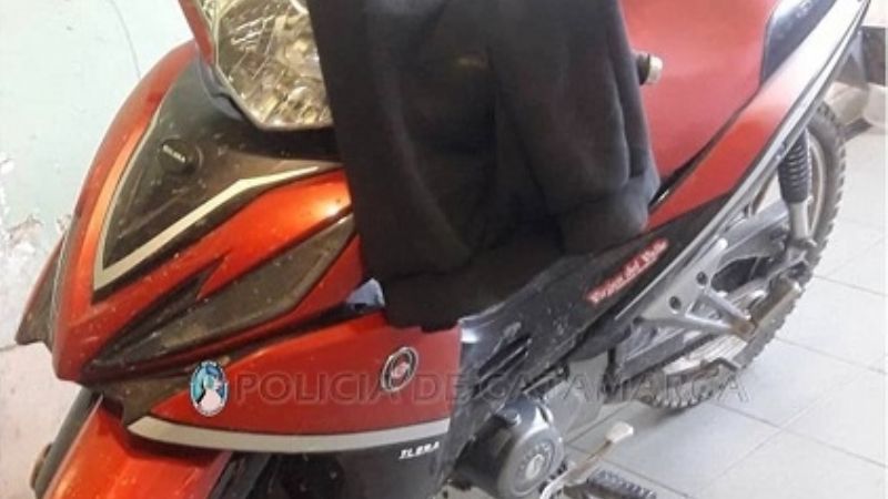 Llevaba empujando una moto robada