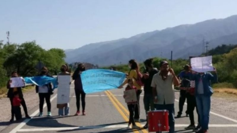 Piquete en la ruta 38 para reclamar clases presenciales