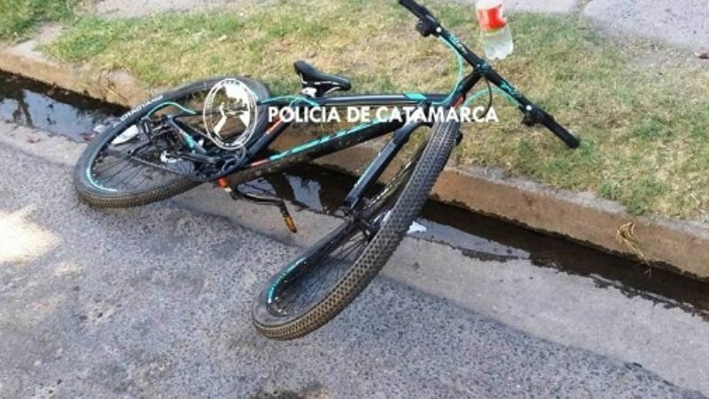 Ciclista chocó contra un vehículo estacionado