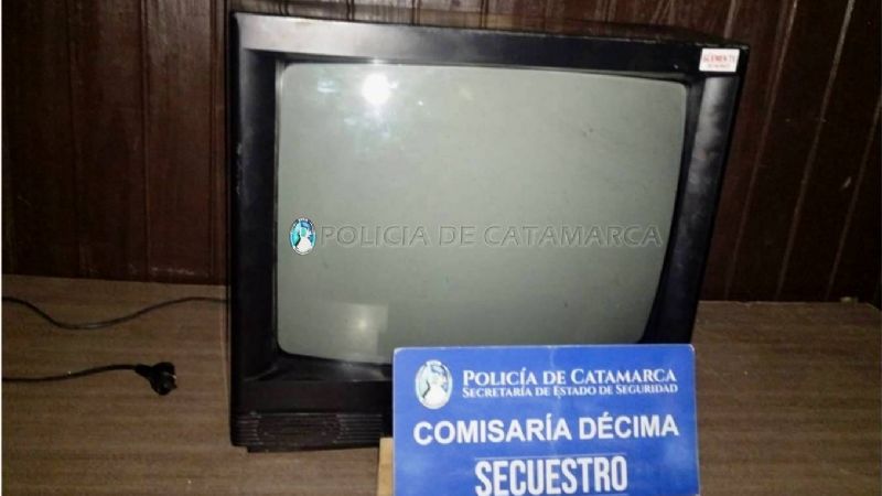 Sorprenden a dos jóvenes llevando un televisor