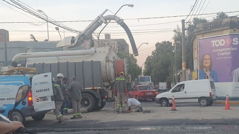 Obstrucción en red cloacal generó caos en avenida Belgrano