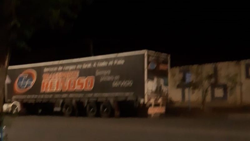 Camiones de empresa de gaseosas obstruye parada de colectivos