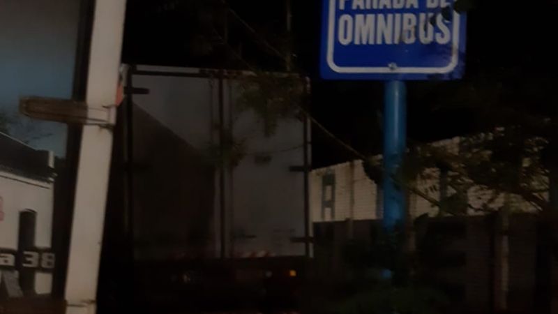 Camiones de empresa de gaseosas obstruye parada de colectivos