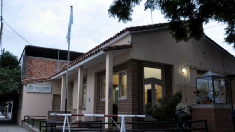 Se agredían entre sí y terminaron golpeando con un caño a un policía