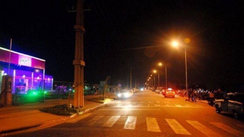 Salió del boliche y le pegó a un policía