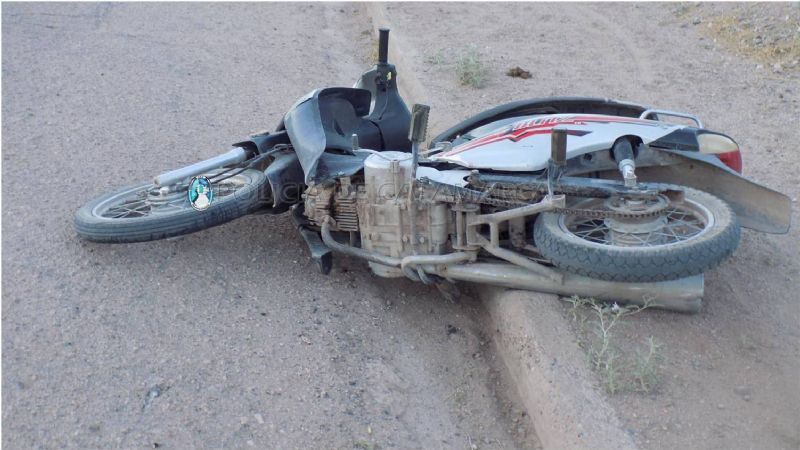 Joven chocó contra el cordón y se cayó de la moto