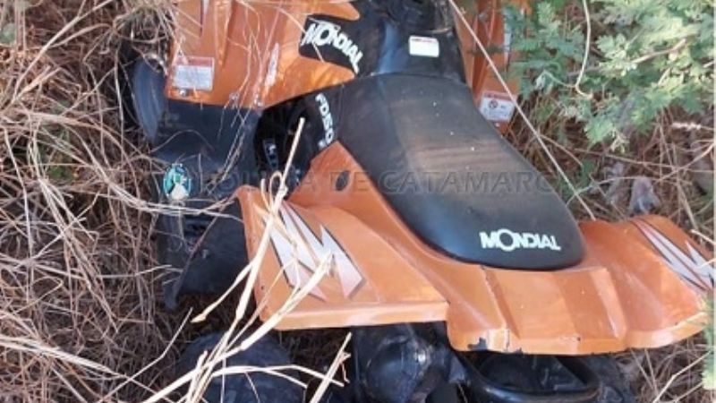 Encuentran un cuatriciclo oculto en un baldío