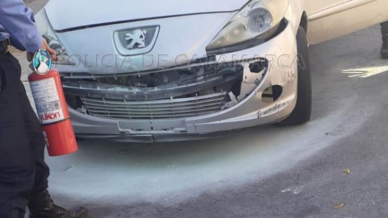 Se incendió un auto por un desperfecto mecánico