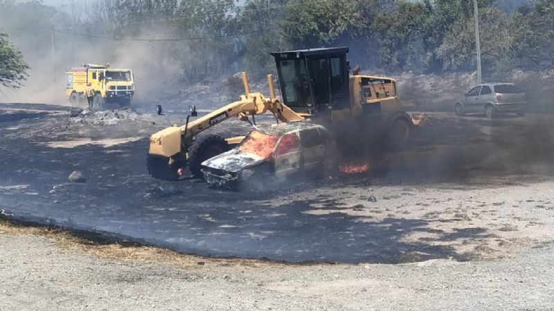 Incendio arrasó con el campo y no hay servicio de energía