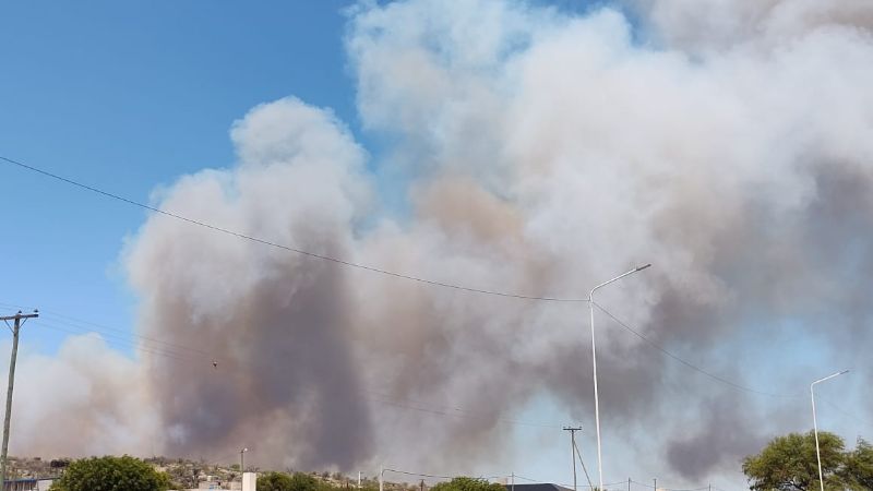 Columnas de humo y temperatura que supera los 40°C en Recreo