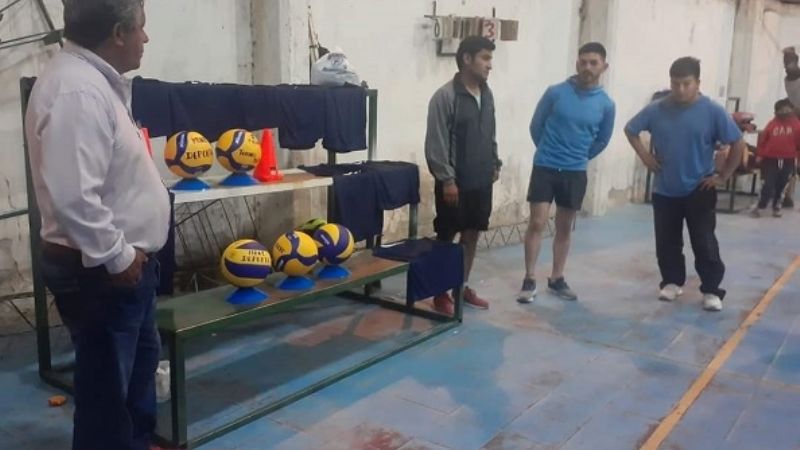 Escuela de Voley Municipal recibió materiales
