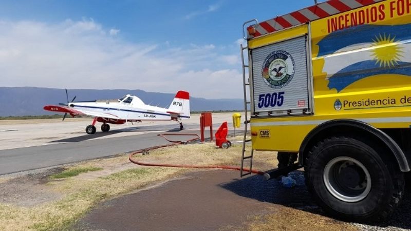 Incendios forestales: un avión y un helicóptero se sumaron a las tareas