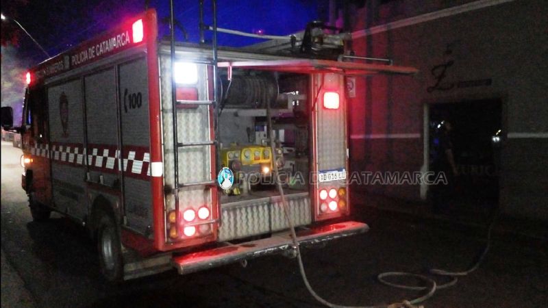 Bomberos apagaron las llamas en un local comercial