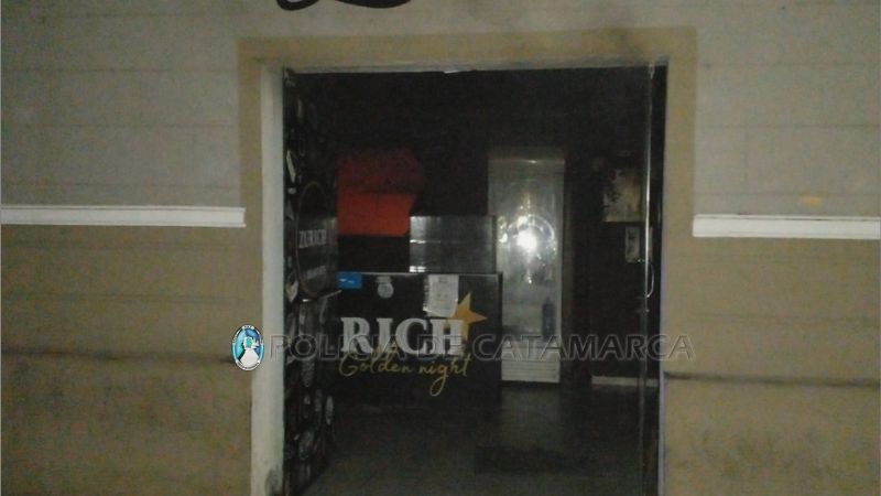 Bomberos apagaron las llamas en un local comercial