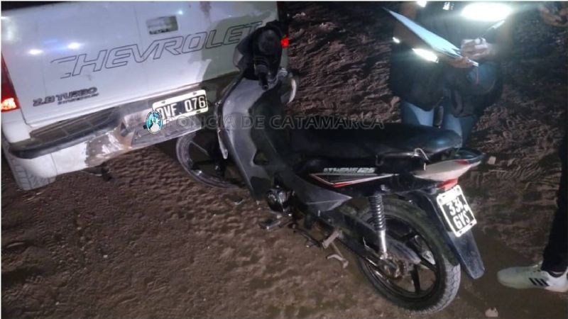 Una moto se estrelló contra una camioneta estacionada