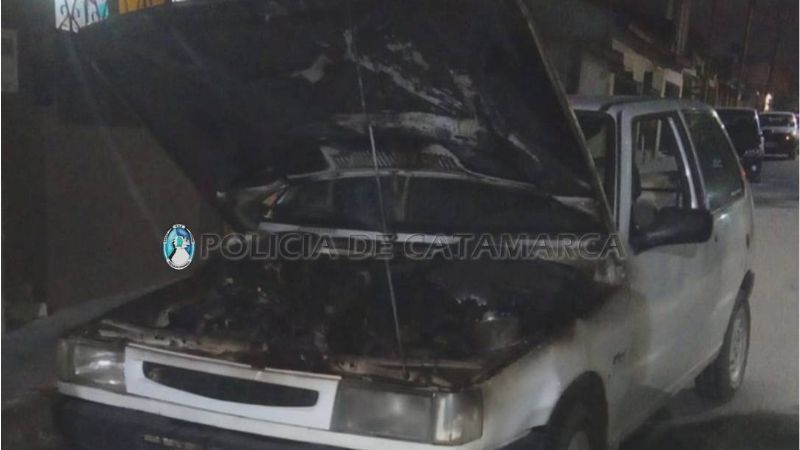 Vecinos ayudaron a sofocar el incendio en un auto